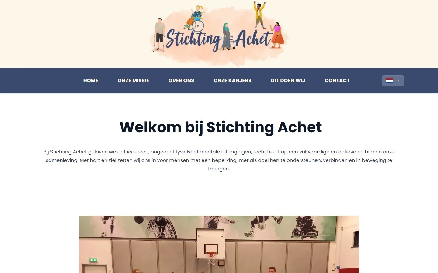 De homepage van Stichting Achet in het Nederlands, met de vlag van de taalwisselaar rechts in het menu
